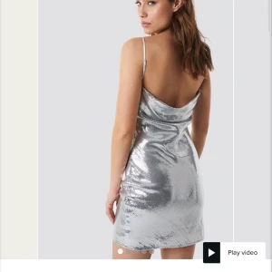 Klänning från Linn Ahlborgs kollektion NAKD - Klänning från Linn Ahlborgs kollektion med NA-KD. Perfekt till nyår. Har lappar kvar så aldrig använd. Skickar fler bilder privat!💞 Jättefin i ryggen! Nypris 399kr Väldigt många är intresserade!! 