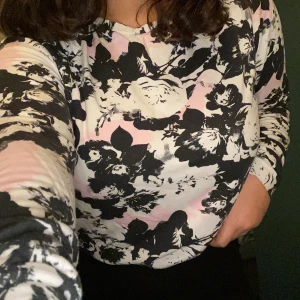 tröja - jättefin blommig tröja✨✨✨