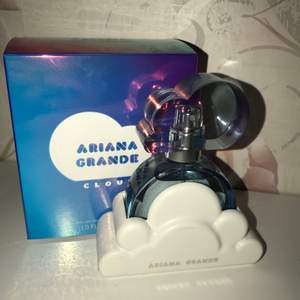 Ariana Grandes parfym cloud, 30ml helt oanvänd, enbart testad! Säljer då det är en doft som inte passar mig, och antar att den kommer mer till användning hos någon annan. Säljer den för 295kr+63kr spårbar frakt✨
