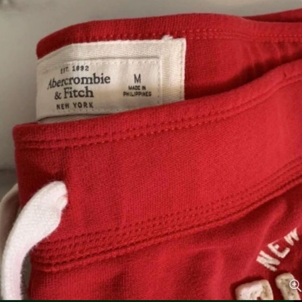 Abercrombie & Fitch red sweatpants with white details. Size M Pick up available in Kungsholmen Please check out my other items! :)  Payment is due within two days. Jeans & Byxor.