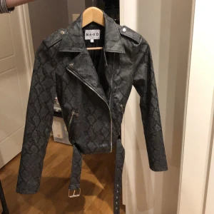 Skinnjacka i snake mönster - Jacka från nakd, knappt använd! Frakt ingår i priset