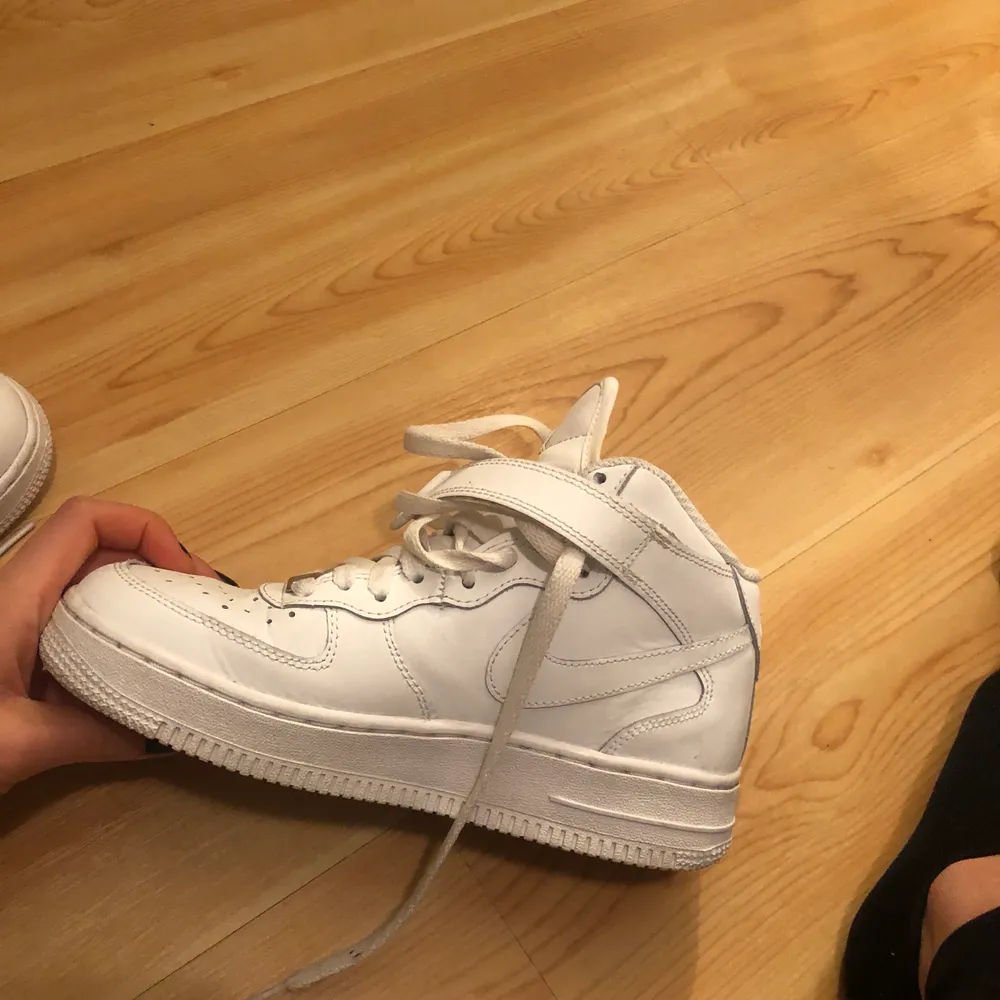 Nike air force 1 mid high. Säljer för att de inte kommit till så mycket användning, därför ser de nästan helt nya ut och har de kvar den nya vita färgen. Köpta för 1299kr, säljer de för 600kr, jag står för frakten.. Skor.