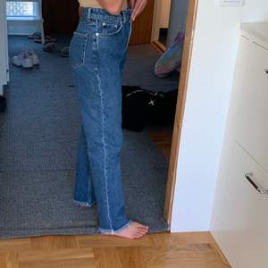 Jättefina jeans från nakd. Säljer pga för små. (På bilderna är det min lilla syster som har på sig jeansen). Köparen står för frakten. Hör av er om ni har några frågor.