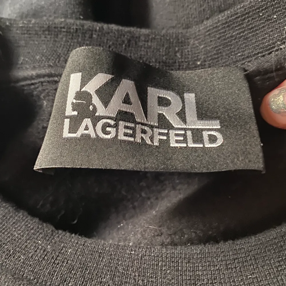 Svart Karl Lagerfeld tröja storlek S, väldigt bra skick! Köpt på Farfetch för 1782kr . Tröjor & Koftor.