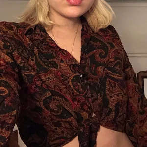 psykedelisk topp - Såå fin vintage topp, köpt på beyond retro. ☮️☮️☮️ Står strl L men skulle snarare säga passar M.