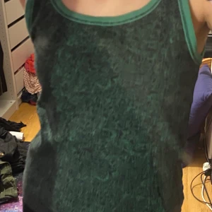 Linne - Grönt o svart linne i storlek 40 men passar mig som har 36/S🥰