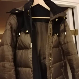 Puffer /dunjacka från J. Lindeberg  - Mörkbrun puffer från J. Lindeberg. Strl 36. Fyllning: 80% dun, 20% fjädrar. I fint skick. 