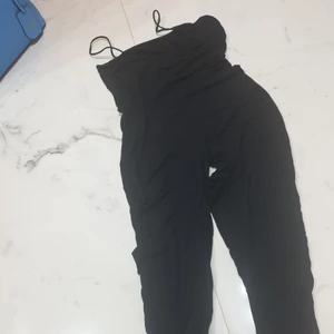 Playsuit - En playsuit lång dress som sitter ihop. Från prettylittlething:))