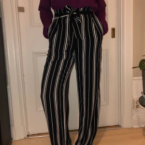 Vida byxor  - Vida randiga byxor med snörning i midjan. 