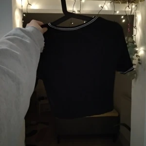 Ribbad croptop - Säljes pga numera oanvänd. Klippt kortare, annars bra skick! Frakt tillkommer, DM för fler bilder ❤️ Kan mötas upp runt Jönköping