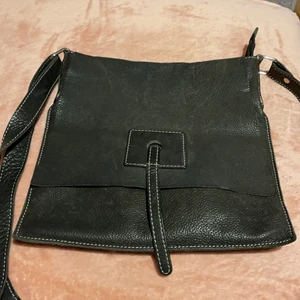 Väska läder svart  - Riktigt läder väska         (3för2)alla mina annonser 