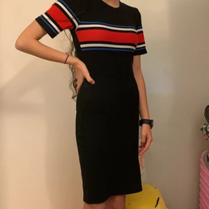 Klänning! - En klänning med väldigt fina mönster. Använd 3-4 gånger men väldigt bra skick! Kan skicka fler bilder om det önskas. köptes för 300kr säljs för 80kr