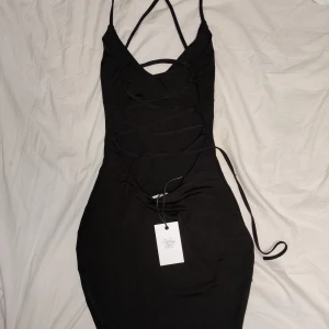 Riktigt hourglass fest klänning - Säljer nu min favorit klänning pga att det inte passar mig längre :( Bara använt en gång och den är lite sönder men det är inte något man märker eller inte kan fixa med en nål och tråd!! Storleken är xxs men passar xs/s oxå, jag som brukade ha S passade mig jättebra! Den är ganska tajt pga hourglass figuren på klänningen men den är perfekt till fester tycker jag 🤷🏻‍♀️🖤🖤