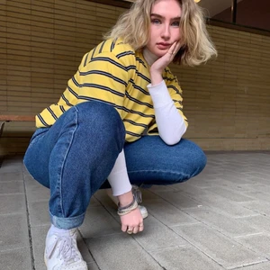 Tommy Hilfiger t-shirt size L - Tommy Jeans (Tommy Hilfiger) t-shirt i storlek L. I mycket gott skick! Nypris 600kr. Tröjan är instoppad på bilden, men den är längre) 