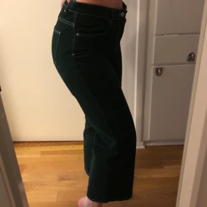 Super fina jeans - Säljer mina super fina Carin Wester jeans. Byxorna är i mörkgrön färg och med vita sömnlinjer. Modellen  är raklånga. 🤩 Storleken är 40, men skulle säga att dom mer är i storlek S/M. 💕  Byxorna är i jätte bra skick, endast använda 2 ggr 