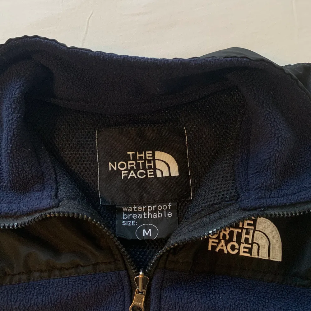 The north face fleece tröja, hål på båda ärmarna men inte svårt att laga, köpt secondhand . Tröjor & Koftor.