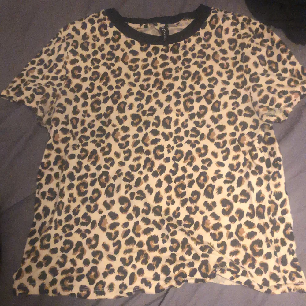 Säljer denna leopard tröja i storlek xs då den är lite liten och jag använder den knappt. T-shirts.