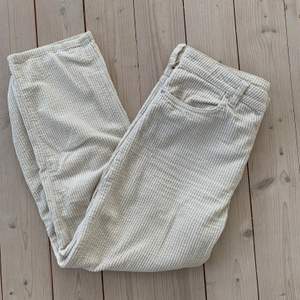 Snygga vita Manchester byxor som är köpta secondhand och var tyvärr lite för stora i midjan. De är korta i benen och supersnygga på sommaren. Behöver ett nytt hem. Säljer för 50 kr + frakt 