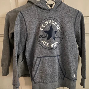 2 styken converse hoodies storlek 140-152 - 2 styken converse hoodies storlek 140-152. Den första hoodien är av färgen gråblå och den andra är grå och dom är i bra skick. 200kr för båda + frakt 