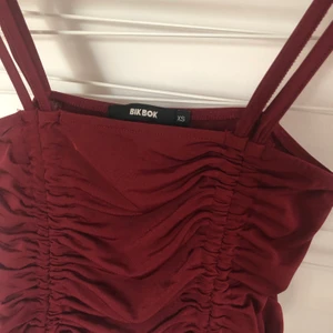 Vinröd croptop BIKBOK XS - Vinröd croptop från BIKBOK. Storlek XS. Endast använd en gång