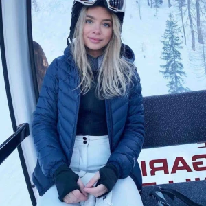  - Använd med superfin peak performance frost damjacka, strl XS. 500 kr eller högsta bud. Köparen står för frakt.