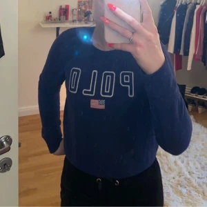 Polo Ralph Lauren tröja  - Nästintill helt ny marinblå Polo Ralph Lauren tröja i väldigt fint skick, använd ungefär 2 gånger. Storlek 16 men jag skulle säga att den är precis som XS.