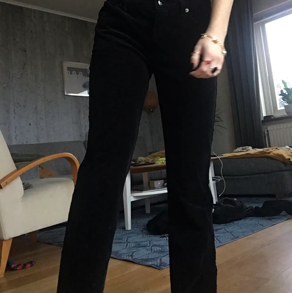 Trendiga svarta Manchesterbyxor i rak modell. !Frakt ingår!. Jeans & Byxor.