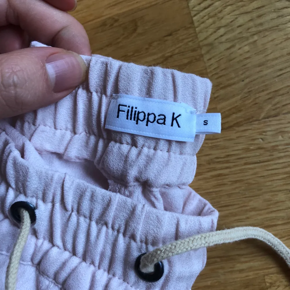 Säljer mina rosa byxor från filippa K då jag inte använder dem längre. Väldigt snygga att ha på sommarn. . Jeans & Byxor.
