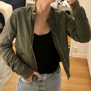 Bomberjacka från Crocker - Den köptes på JC och är otroligt skön! Väldigt skön passform också.