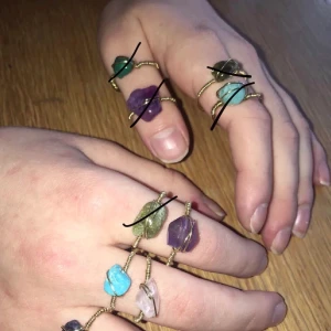 Guldringar med stenar 🌞 - Handgjorda ringar av guldtråd och äkta stenar. 🌙📿 De som finns på bilderna går att köpa men skapar och köper in vid efterfrågan! Skicka meddelande 🥰 Ringarna ovan är gjorda av bl.a Ametist, Rosenkvarts, Turkos, Grön turmalin och Amazonit 🔮🤍  En för 65, två för 100 eller tre för 150!