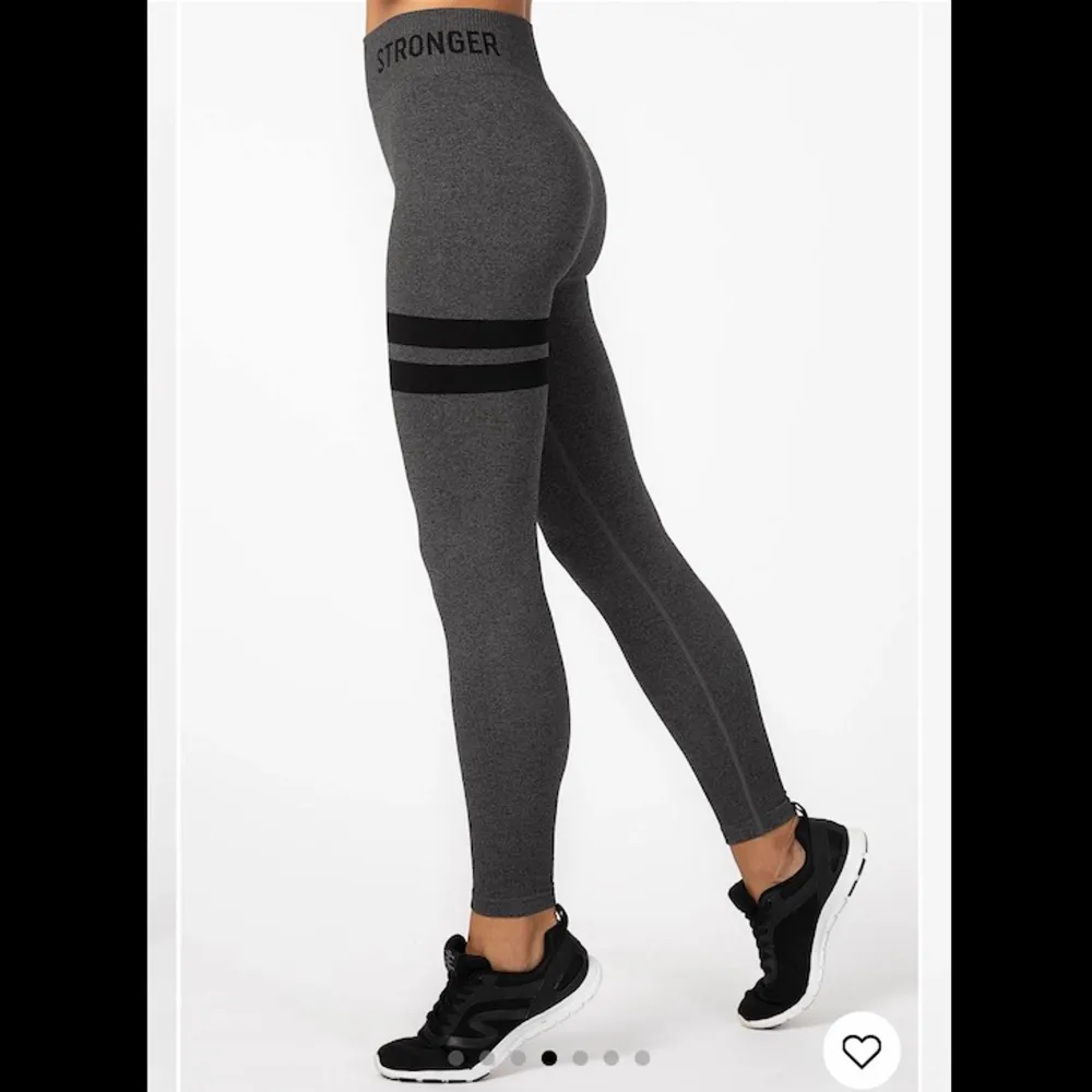 Jättesköna och snygga seamless tights från stronger. Använda några få gånger. Säljer på grund av att de är aningen för stora och då inte går att träna i. Säljer också matchande topp (se bild tre).  . Övrigt.