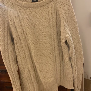 kabelstickad tröja/kofta  - kabelstickad tröja/kofta från HM använder den som lite  oversize klänning/tröja.  