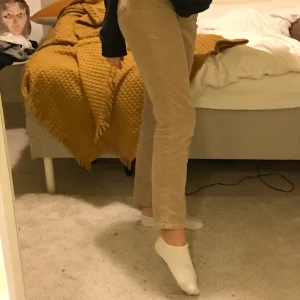 Beige manchester byxor  - Så snygga beigea Manchester byxor från weekday! Hur bra skick som helst och väldigt sköna. Säljer då de är för stora på mig runt midjan. Lite av en straight fit på byxorna. Kan mötas upp i Sthlm, annars betalar köparen för frakt❤️