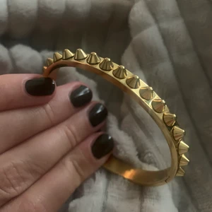 Edblad armband  - Ny pris 450kr Max använd 3 gånger den är alltså som ny i guldig färg ❤️ frakten betalr köparen 39kr