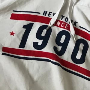 Snygg oversized hoodie - Vit hoodie i storlek L. Köptes på hm. Köparen står för frakten💕