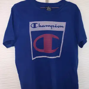 En fin blå T-shirt från Champion. Knappt använd så är det ny och är i storlek M🥰 köparen står för frakten, 60 kr och bara skicka om du vill ha fler bilder! 