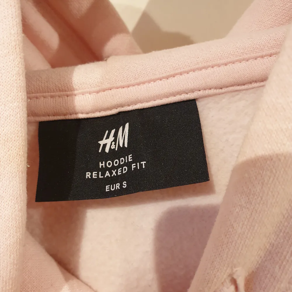 Rosa hoodie från h&m använd max 2ggr. Säljes pga ingen användning! Frakten ingår💓. Tröjor & Koftor.