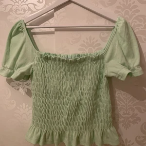 Grön topp med puffärmar - Supersöt grön tröja! Endast provad. Väldigt stretchigt material, säljer då den är för stor för mig.