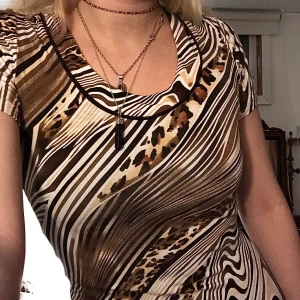 mönstrad klänning - Superfin klänning som går ungefär till knäna på mig som e 170. Stretchigt material och kan användas som topp om man vill ❤️