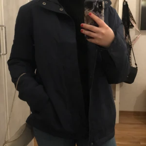 Fat Moose jacka - Detta är en jacka från fat moose, denna jacka finns inte i butik än men jag säljer jackan här för ett billigare pris än vad den kommer att kosta i butik. Super skön och bra kvalete.