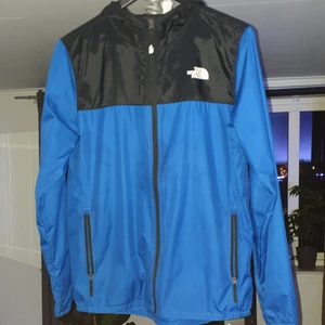 The North Face vindjacka - The North Face vindjacka.                                             Storlek XL barn men passar S.                                        Mvh/ Alfred                                                    