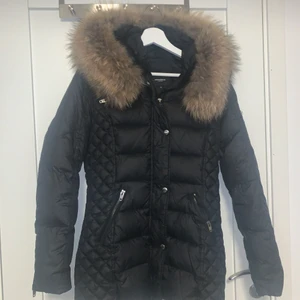 Rockandblue jacka  - Mellanlånga modellen i svart med äkta päls. Använd fåtal gånger och är i väldigt bra skick. Ordinarie pris 3995kr. Pris kan diskuteras vid intresse. Köparen står för frakten.