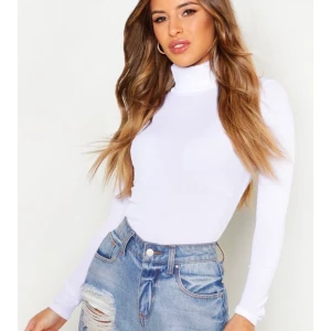 vit Boohoo tröja - (Bild från hemsidan) vit tröja med polokrage från Boohoo som är helt oanvänd då den är för liten. 