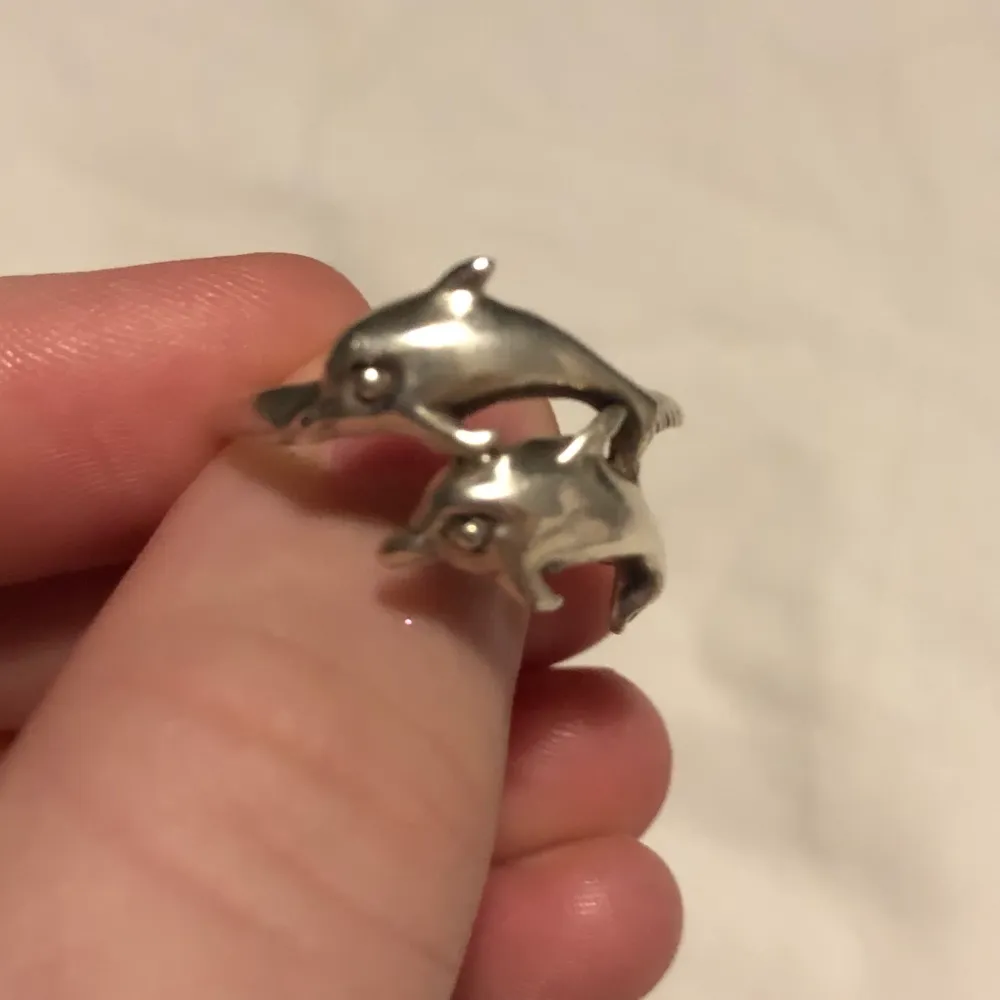 Jättefin silverpläteras ring med delfinmotiv. Har silverstämpeln 925 på insidan. Storleken är 17mm i diametern.. Accessoarer.