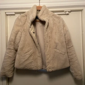Pälsjacka  - Mysig fejk pälsjacka från ONLY. Använd men i väldigt bra skick! Kan mötas i Kalmar eller frakta (köparen står för frakten!