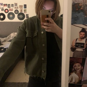 Jeansjacka  - Supersnygg jacka från zara, storlek L men rätt kort sitter snyggt oversize säljer då jag inte gilla att den är så kort använd några gånger. Pris kan diskuteras 