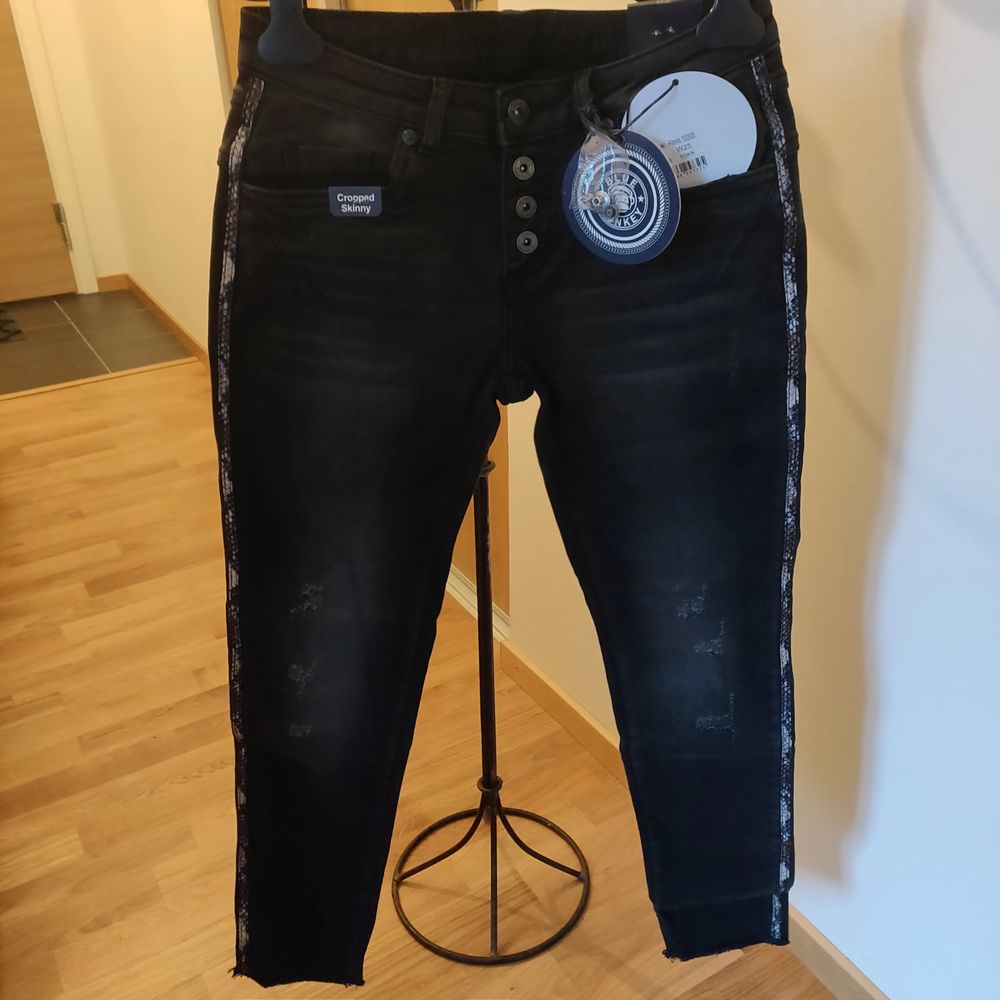 Skinny fit helt oanvända jeans från Blue Monkey i storlek 25, innerbenslängd 66cm. Bekväm Skinny fit då de är lite stretchy. Original pris 920 sek. Välkommen att lägga bud.. Jeans & Byxor.