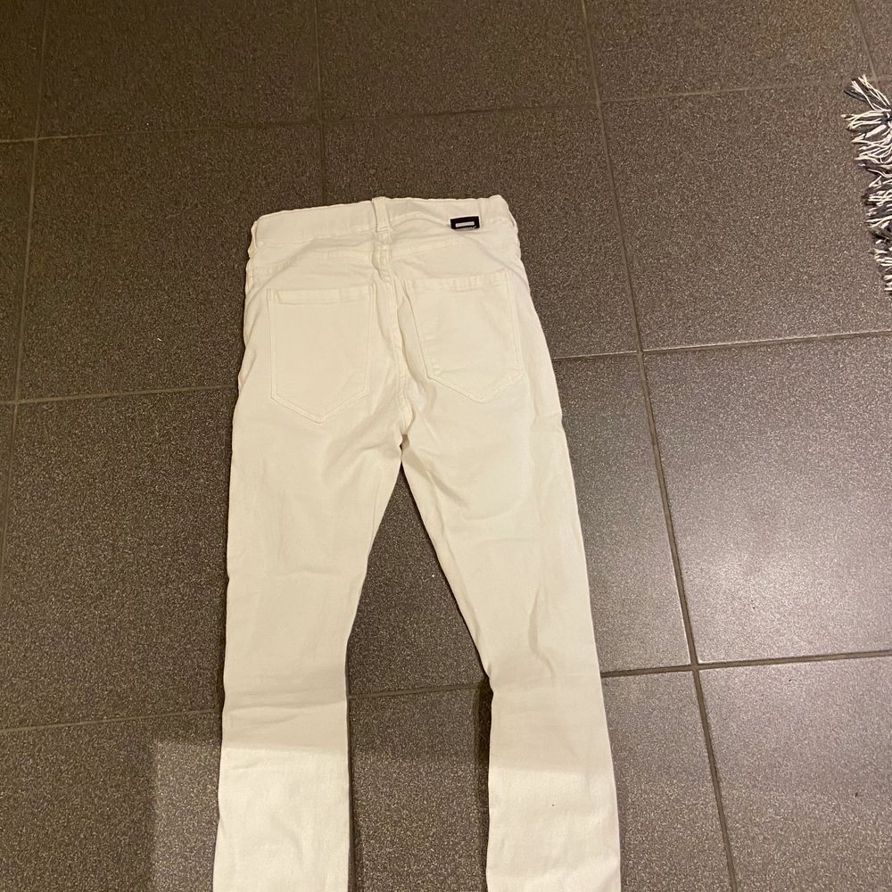 Svinsnygga tighta vita jeans med hål i från dr denim. Passar både till vardags men går också lätt att styla upp. Aldrig använda, endast testade. Storlek xs men är väldigt långa i benen och passar på mig som är 170. Nypris är 500 . (Köparen står för frakten). Jeans & Byxor.
