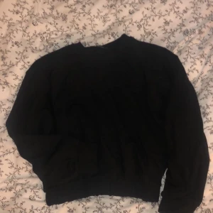 Croppad tröja från zara - Croppad tröja från zara, aldrig använd, liten i storleken 