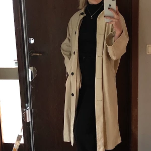 beige kappa från monki - Beige kappa från monki. Superfin men använder tyvärr inte längre ❣️